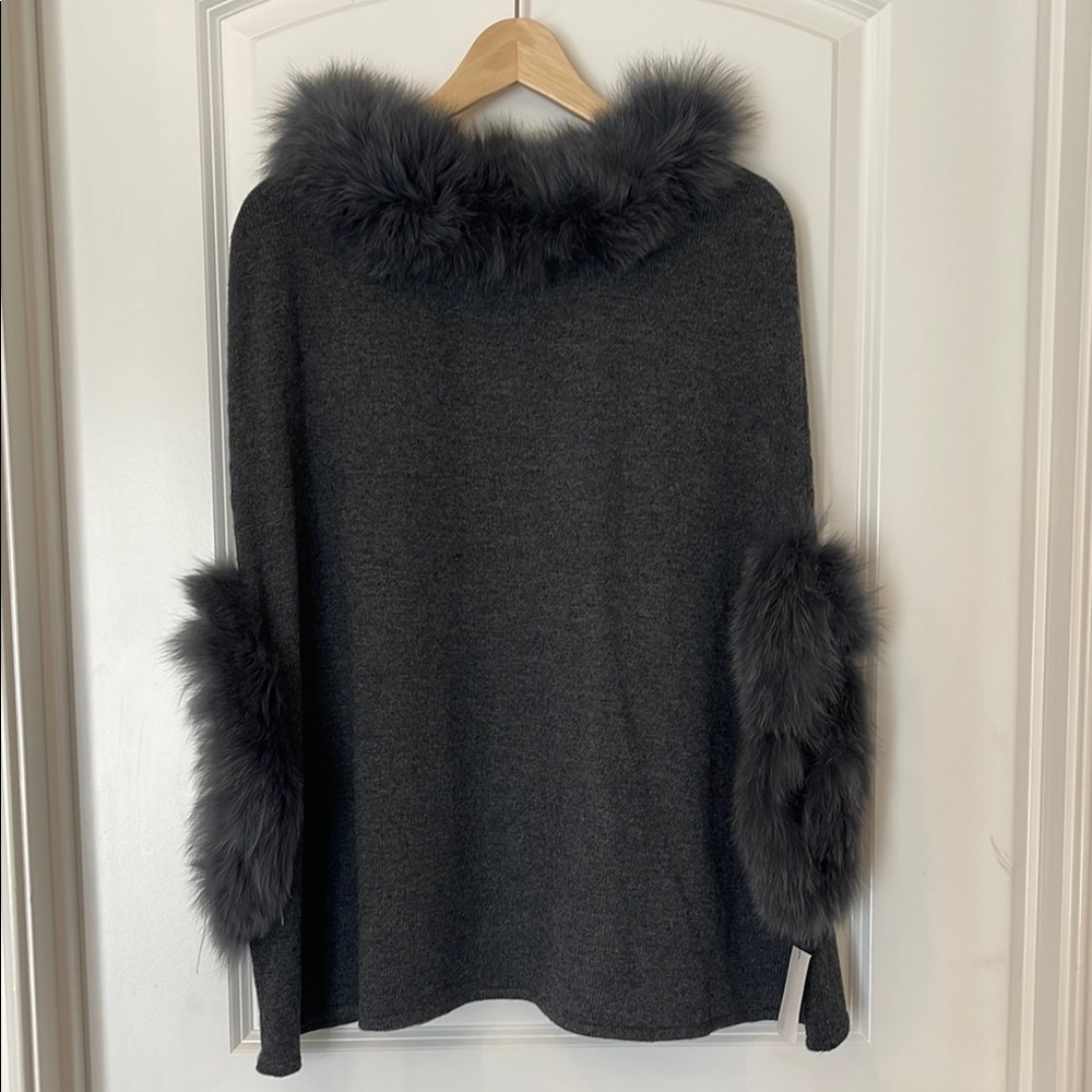 Elegant Gray Sweater with 🦊 Fur Trim